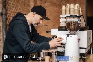 Bez kávy sa dnes zaobíde len málo stretnutí. Urobte to vaše také, z ktorého sa nikomu nebude chcieť odísť. Ozajstnú kávu...